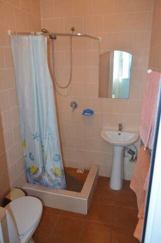 Гостевой дом Guest house Azovets Бердянск Улучшенный двухместный номер с 1 кроватью-7